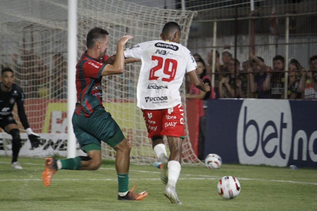 Brusque e Concórdia empatam sem gols em jogo com expulsão de goleiro