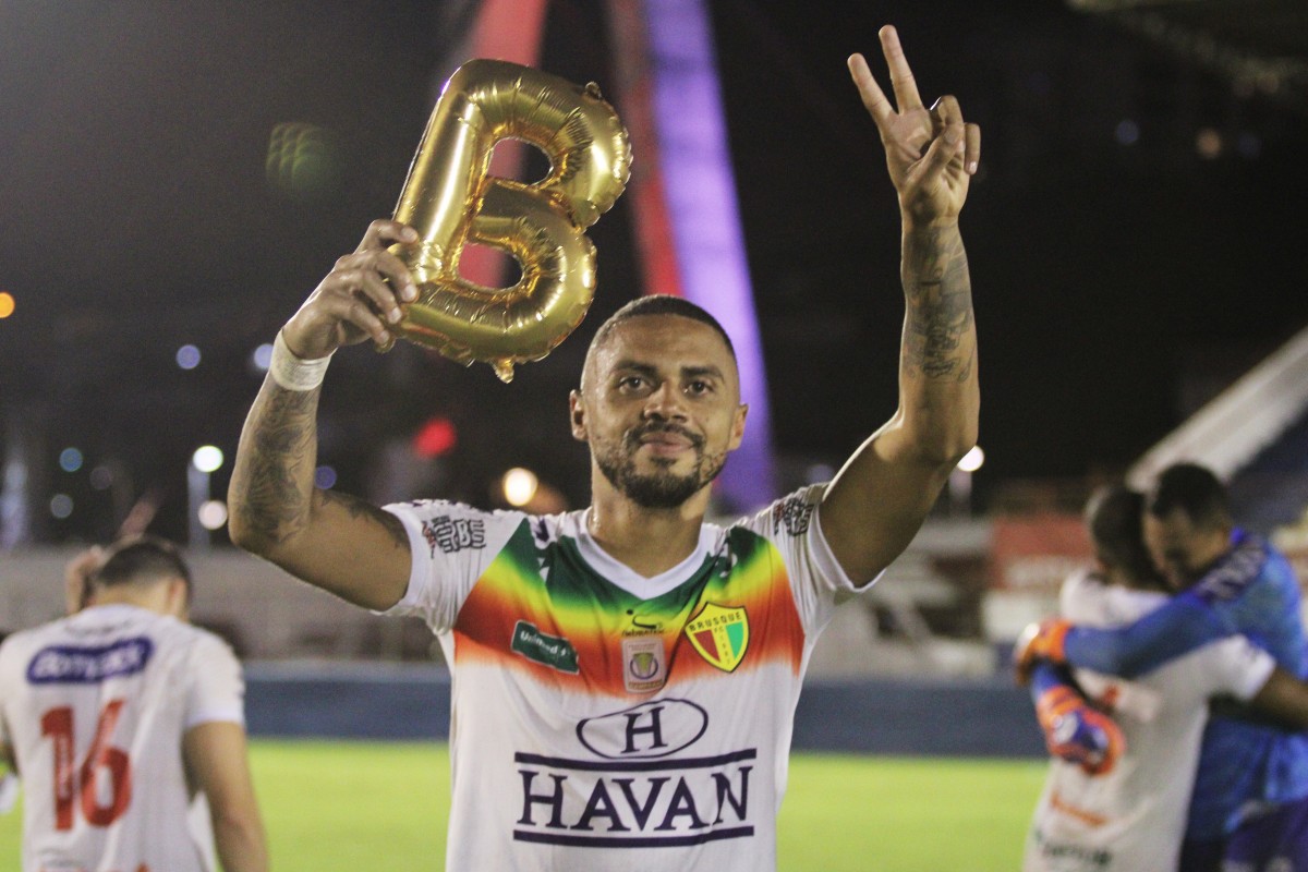 Goleiro do Brusque quer vitória contra Chapecoense como presente de  aniversário