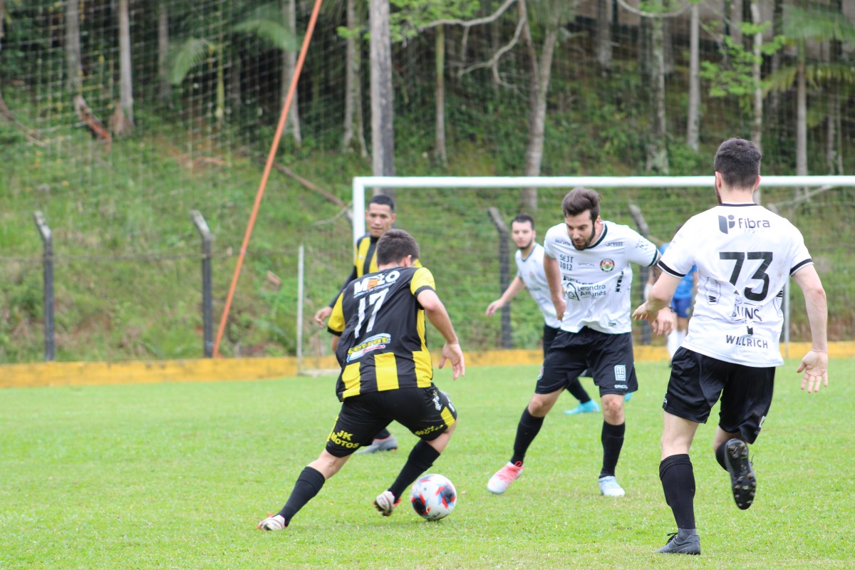 CITY VENCE JOGO DE IDA DAS QUARTAS COM SOBRA